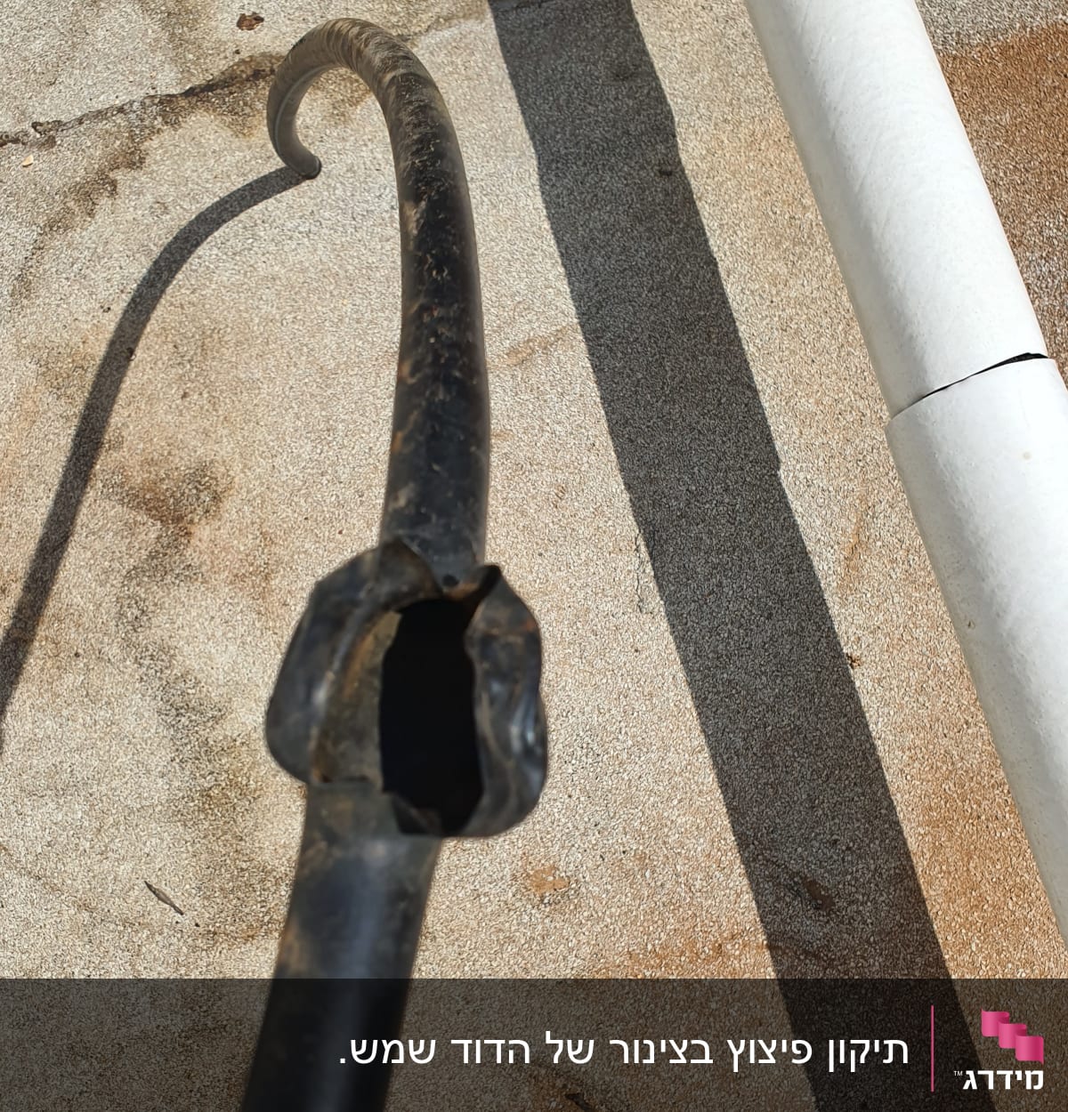 צינור שחור פגום על רקע רצפה
